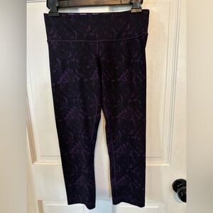 LULULEMON WUNDER UNDER CROP 21” BAROQUE DEEP ZINFANDEL INNER STRIPE‎ Sz. 6